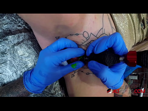 ❤️ Extremt tatuerade snyggingen Sully Savage fick en tatuering på sin klitoris ❤️❌ Porno at sv.passiveincome1.ru ❌❤